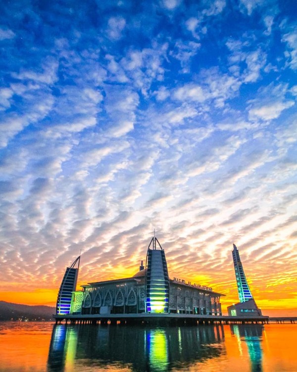 Masjid ini memiliki luas 12.692 meter persegi dan mampu menampung hingga 10.000 jemaah. (Pemrov Kendari) Masjid ini memiliki luas 12.692 meter persegi dan mampu menampung hingga 10.000 jemaah. (Pemrov Kendari)