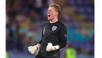 Jordan Pickford menjadi salah satu pemain yang banyak dipuji. Foto: Twitter