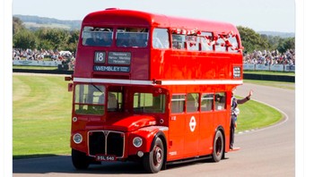 Bus merah khas Inggris menggambarkan perjalanan ke final di stadion Wembley. Foto: Twitter