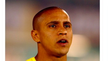 Luke Shaw benar-benar tampil prima layaknya bek legendaris Roberto Carlos. Foto: Twitter