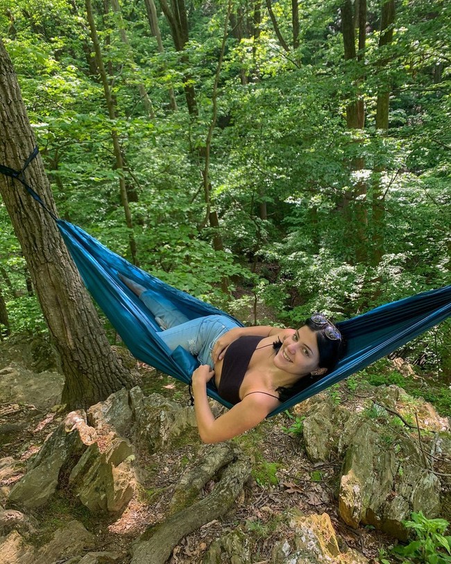 Wanita 20 tahun asal Philadelphia, AS tersebut mengaku orang selalu terkejut dan penasaran dengan kondisinya. Ia merasa reaksi orang setelah mengetahuinya selalu lucu dan mereka selalu memborbardirnya dengan berbagai pertanyaan. Orang-orang berpikir ada dua vagina terpisah di luar tapi bukan seperti itu makanya aku baru tahu setelah 18 tahun. Kedua (vagina) adalah setengah ukuran vagina normal. Itu tidak menjadi masalah tapi itu memang bisa terlihat, ujarnya. Foto: Instagram @paigedeangelo