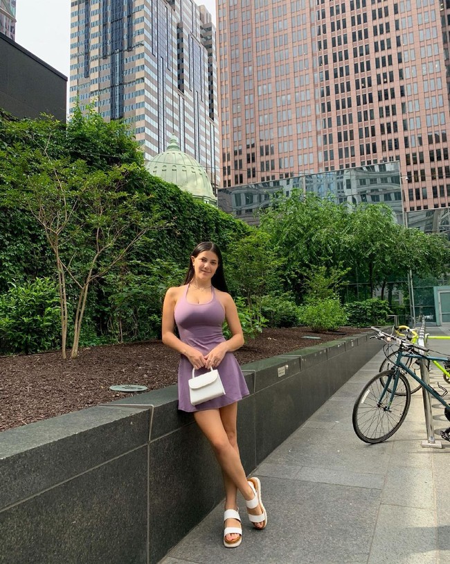 Paige DeAngelo baru-baru ini jadi viral di TikTok setelah mengungkap punya dua vagina. Wanita tersebut punya kondisi langka uterine didelphys yang membuatnya memiliki dua sistem reproduksi, termasuk serviks dan rahim.Foto: Instagram @paigedeangelo