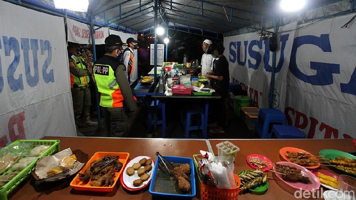 Tim gabungan gelar patroli untuk memantau penerapan PPKM Darurat di kawasan Solo. warung makan yang masih buka di atas pukul 20.00 WIB pun ditertibkan.