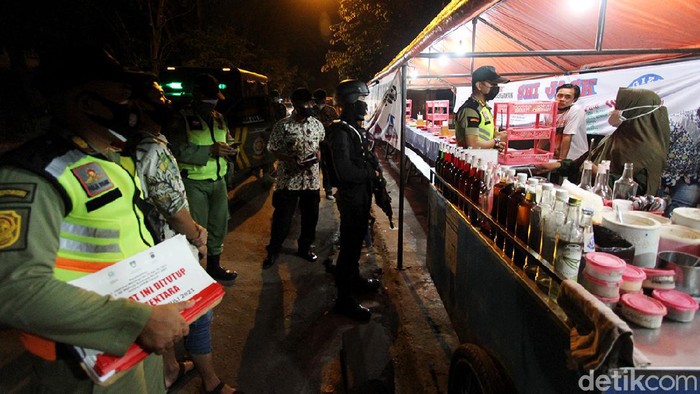 Pantau Pelaksanaan PPKM Darurat, Satpol PP-Dishub Patroli di Solo Tim gabungan gelar patroli untuk memantau penerapan PPKM Darurat di kawasan Solo. warung makan yang masih buka di atas pukul 20.00 WIB pun ditertibkan.