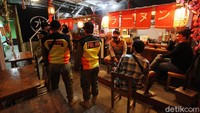 Selain menertibkan warung makan yang masih buka di atas pukul 20.00 WIB, petugas juga turut memberi informasi kepada para pembeli terkait larangan makan di tempat selama penerapan PPKM Darurat.