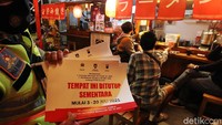 Warung makan yang kedapatan masih buka dan menerima pembeli untuk makan di tempat saat PPKM Darurat diberlakukan pun akan ditertibkan petugas. 