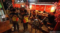 Tim gabungan dari Satuan Polisi Pamong Praja, Dinas Perhubungan, dan kepolisian melakukan penertiban di kawasan jalan DR. Radjiman, Solo, Jawa Tengah, Sabtu (3/7/2021) malam. 