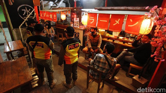 Pantau Pelaksanaan PPKM Darurat, Satpol PP-Dishub Patroli di Solo Tim gabungan gelar patroli untuk memantau penerapan PPKM Darurat di kawasan Solo. warung makan yang masih buka di atas pukul 20.00 WIB pun ditertibkan.