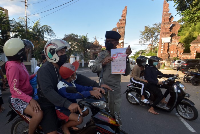Pantai Sanur ditutup selama penerapan PPKM Darurat. Meski begitu, aktivitas penyeberangan ke Pulau Nusa Penida dan kegiatan nelayan tetap diizinkan beroperasi.