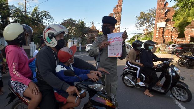 Pantai Sanur ditutup selama penerapan PPKM Darurat. Meski begitu, aktivitas penyeberangan ke Pulau Nusa Penida dan kegiatan nelayan tetap diizinkan beroperasi.