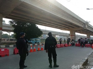 Aparat Bersenjata Jaga Pos Penyekatan PPKM Darurat di Kalimalang