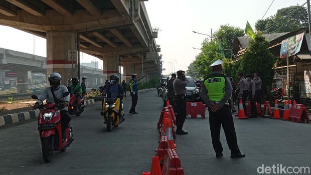 Penyekatan di Kalimalang (Wilda/detikcom)