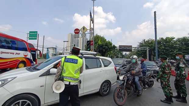 Penyekatan kendaraan di Jalan Raya Daan Mogot Jakbar pada hari kedua PPKM darurat