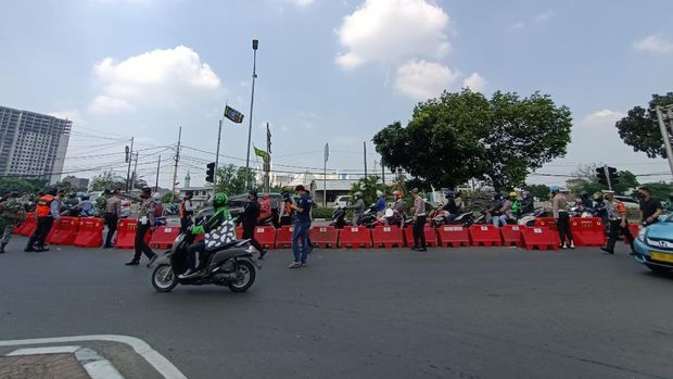 Penyekatan kendaraan di Jalan Raya Daan Mogot Jakbar pada hari kedua PPKM darurat
