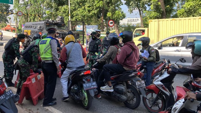 Penyekatan kendaraan di Lenteng Agung Jaksel
