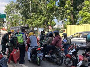 Horor! Lenteng Agung Macet Parah, Ambulans Terjebak Penyekatan
