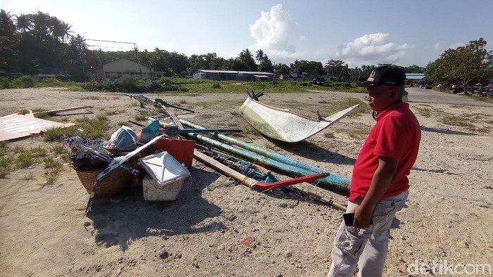 Perahu milik Asmuni nelayan asal Banyuwangi yang terdampar di Pangandaran.
