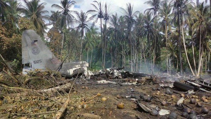 Pesawat militer Filipina jatuh dan terbakar