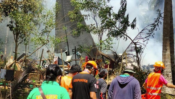 Pesawat militer Filipina jatuh dan terbakar