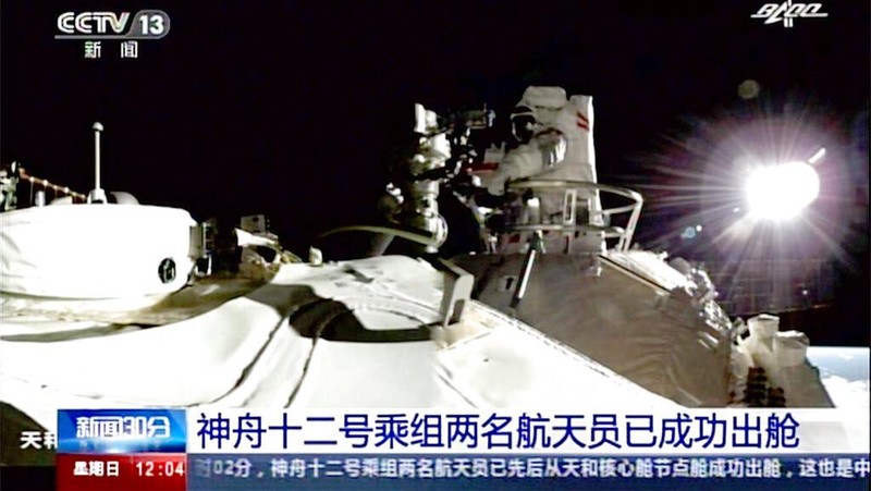 China kembali mencuri perhatian dunia setelah astronotnya melakukan aksi spacewalk perdana di luar stasiun orbit baru China. Berikut penampakannya.