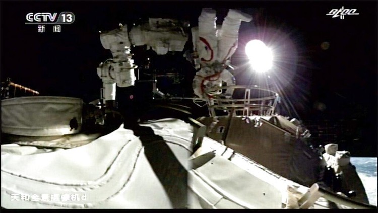China kembali mencuri perhatian dunia setelah astronotnya melakukan aksi spacewalk perdana di luar stasiun orbit baru China. Berikut penampakannya.