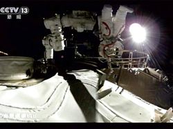 Aksi Dua Astronot China Lakukan Spacewalk di Luar Angkasa