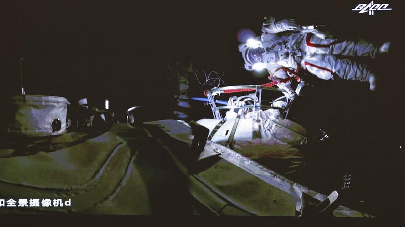 China kembali mencuri perhatian dunia setelah astronotnya melakukan aksi spacewalk perdana di luar stasiun orbit baru China. Berikut penampakannya.