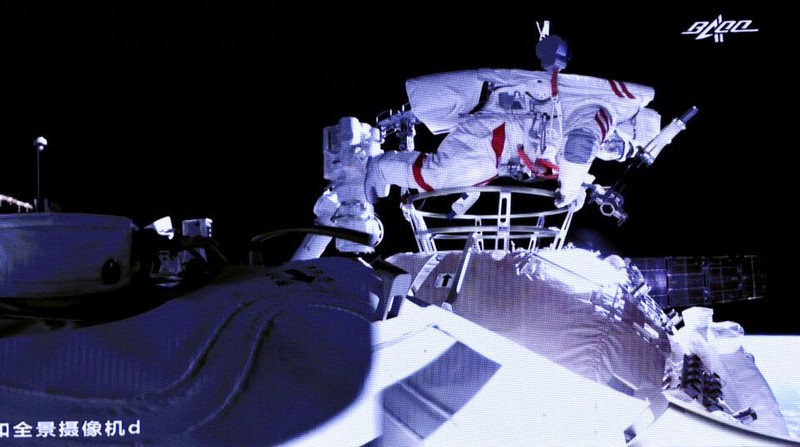 China kembali mencuri perhatian dunia setelah astronotnya melakukan aksi spacewalk perdana di luar stasiun orbit baru China. Berikut penampakannya.
