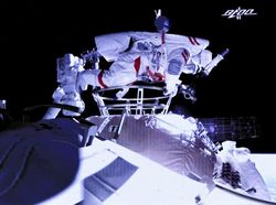 Aksi Dua Astronot China Lakukan Spacewalk di Luar Angkasa