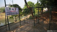 Informasi terkait penutupan kawasan BKT pun tampak terpasang di sejumlah lokasi area tersebut. 