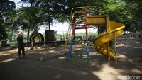 Area tempat permainan anak juga tampak dipasangi garis agar tak digunakan selama penutupan kawasan BKT. 