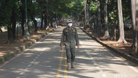 Selain itu, sejumlah petugas pun dikerahkan untuk berjaga di kawasan BKT guna mencegah masuknya warga ke area tersebut serta mensosialisasikan penutupan kawasan BKT selama penerapan PPKM Darurat.