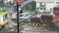 Diketahui, longsor melanda kot di barat daya Tokyo, Jepang. Kyodo News via AP.