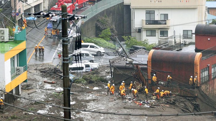 Potret Kerusakan Akibat Longsor di Jepang Puluhan rumah tertimbun akibat longsor di barat daya Tokyo, Jepang. Ribuan personel gabungan dikerahkan untuk melakukan pencarian dan evakuasi di area longsor.
