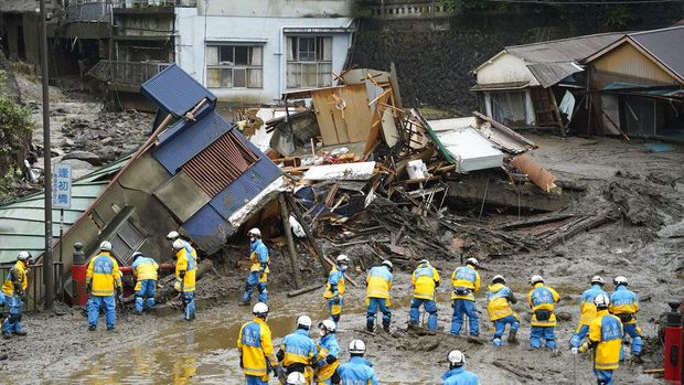 Puluhan rumah tertimbun akibat longsor di barat daya Tokyo, Jepang. Ribuan personel gabungan dikerahkan untuk melakukan pencarian dan evakuasi di area longsor.