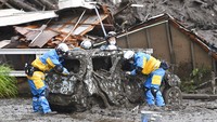 Sementara itu, proses pencarian dan evakuasi masih terus dilakukan. Kyodo News via AP