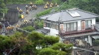 Penampakan rumah-rumah yang rusak akibat longsor yang melanda distrik Izusan di Atami, Prefektur Shizuoka, sebelah barat daya Tokyo, Jepang, Minggu (4/7/2021). AP Photo/Eugene Hoshiko.