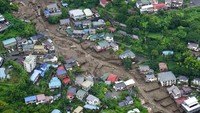 Foto aerial sejumlah rumah yang terdampak longsor di kawasan Izusan, Atami, Prefektur Shizuoka, barat daya Tokyo, Jepang, Minggu (4/7/2021).  Kyodo News via AP.