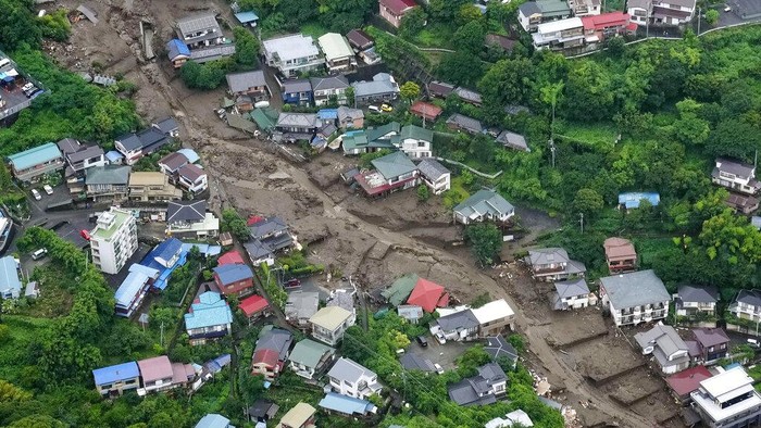 Potret Kerusakan Akibat Longsor di Jepang Puluhan rumah tertimbun akibat longsor di barat daya Tokyo, Jepang. Ribuan personel gabungan dikerahkan untuk melakukan pencarian dan evakuasi di area longsor.