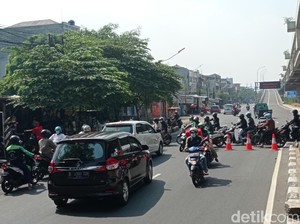 Disekat Pos PPKM Darurat, Pemotor di Kalimalang Nekat Lawan Arus!