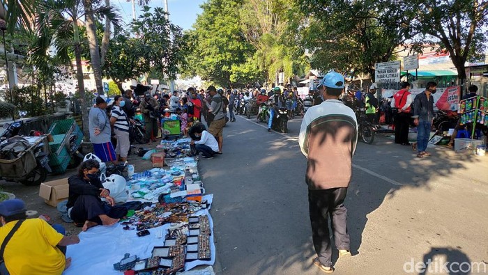 PPKM Darurat, pedagang tetap nekat berjualan di luar halaman Pasar Klitikan Notoharjo, Solo, Minggu (4/7/2021).