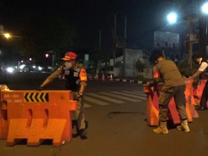 Hari Pertama PPKM Darurat, Petugas Tutup Jalur Protokol Purwakarta