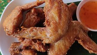 Sayap ayam goreng ala Thailand ini bumbu sederhana tetapi rasa gurih bawang dan bagian luarnya yang crispy bikin tak bisa berhenti mengunyahnya. Tahapan membuatnya bisa dicek di resep ini.Foto: iStock
