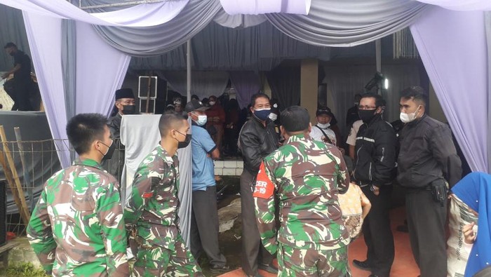 Resepsi pernikahan di Bandung Barat dibubarkan petugas.