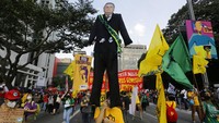 Melansir AP, warga turun ke jalan untuk menuntut pemakzulan Presiden Jair Bolsonaro di tengah tuduhan potensi korupsi di Kementerian Kesehatan terkait pengadaan vaksin COVID-19 di negara tersebut.