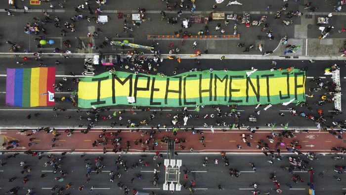 Sejumlah warga gelar aksi unjuk rasa di kawasan Sao Paulo, Brasil. Dalam aksi itu mereka mendesak Jair Bolsonaro mundur dari jabatannya sebagai presiden Brasil.