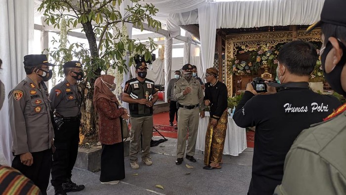Satgas COVID-19 saat melakukan pembubaran hajatan di Bantul yang melanggar PPKM Darurat, Minggu (4/7/2021).