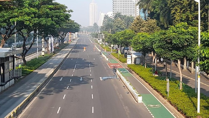 Sepinya Jalan Sudirman di Minggu Pagi Kala PPKM Darurat