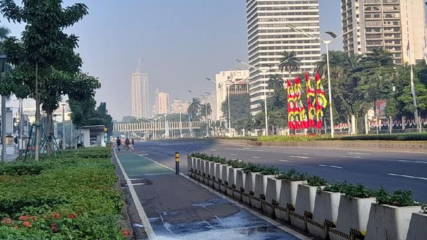 Sepinya Jalan Sudirman di Minggu Pagi Kala PPKM Darurat