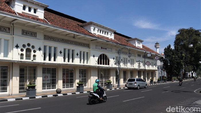 Suasana Jalan Asia Afrika Saat Bandung Terapkan PPKM Darurat Bandung jadi salah satu kawasan yang memberlakukan PPKM Darurat. Jalan Asia Afrika yang kerap ramai oleh aktivitas warga pun kini tampak lengang.